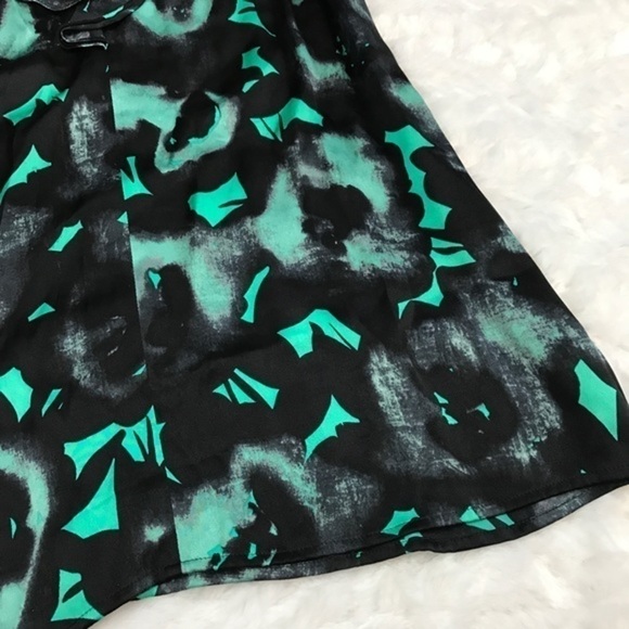 EXPRESS Cutout Floral Blouse - Picture 3 of 7